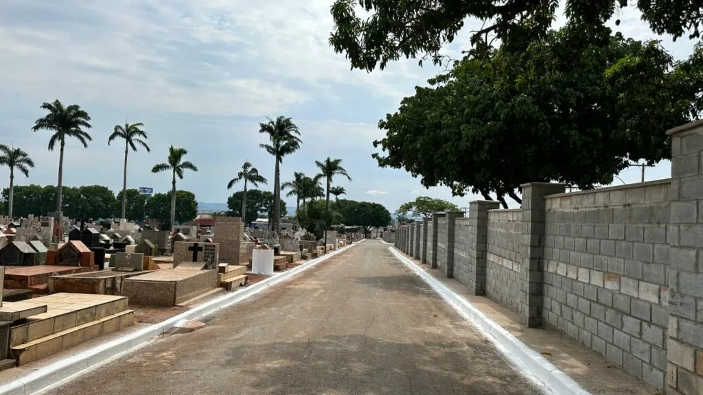 Cemitérios públicos de Goiânia são resgatados do abandono e voltam a receber cuidados da prefeitura