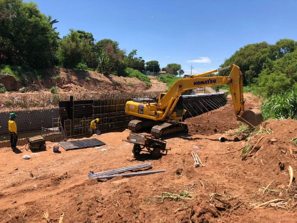 Prefeitura de Goiânia inicia concretagem da parede do canal do Córrego Cascavel