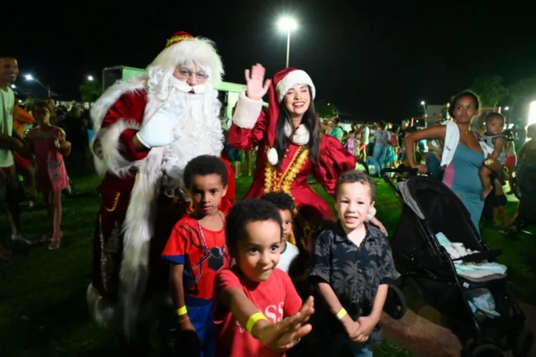 Mabel entrega mais dois pontos de iluminação natalina do projeto “Natal para Todos”