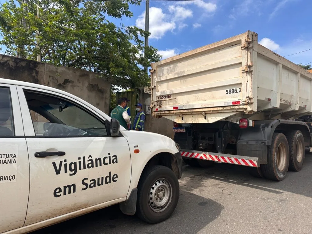 Prefeitura de Goiânia remove 12 toneladas de resíduos em imóvel de acumulador