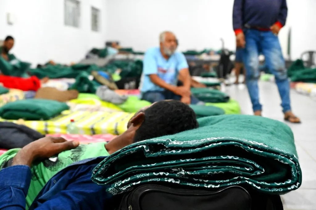 Prefeitura de Goiânia acolhe pessoas em situação de rua com abrigo emergencial durante período chuvoso