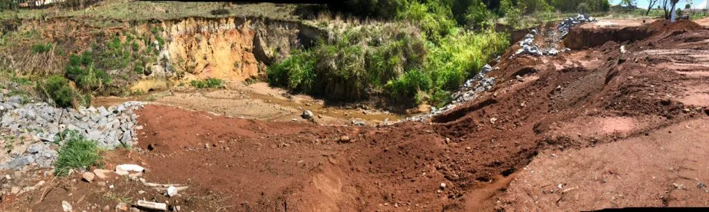 Prefeitura recupera rede de drenagem e avança na contenção de erosão no Condomínio das Esmeraldas