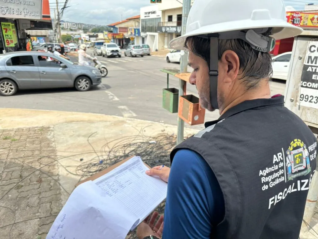 Prefeitura de Goiânia retira mais de 15 toneladas de fios inservíveis das ruas