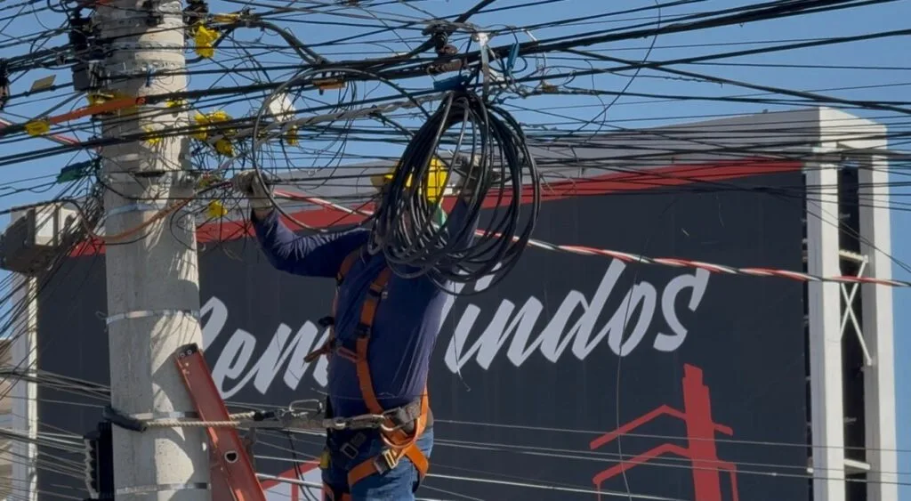 Operação Cidade Segura remove mais de 6 toneladas de fios soltos em Goiânia em menos de um mês