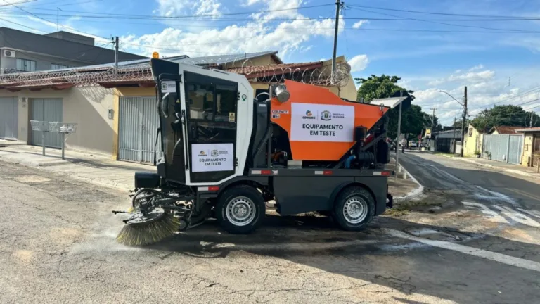 Comurg testa varredeira automática para reforçar limpeza das ruas da cidade