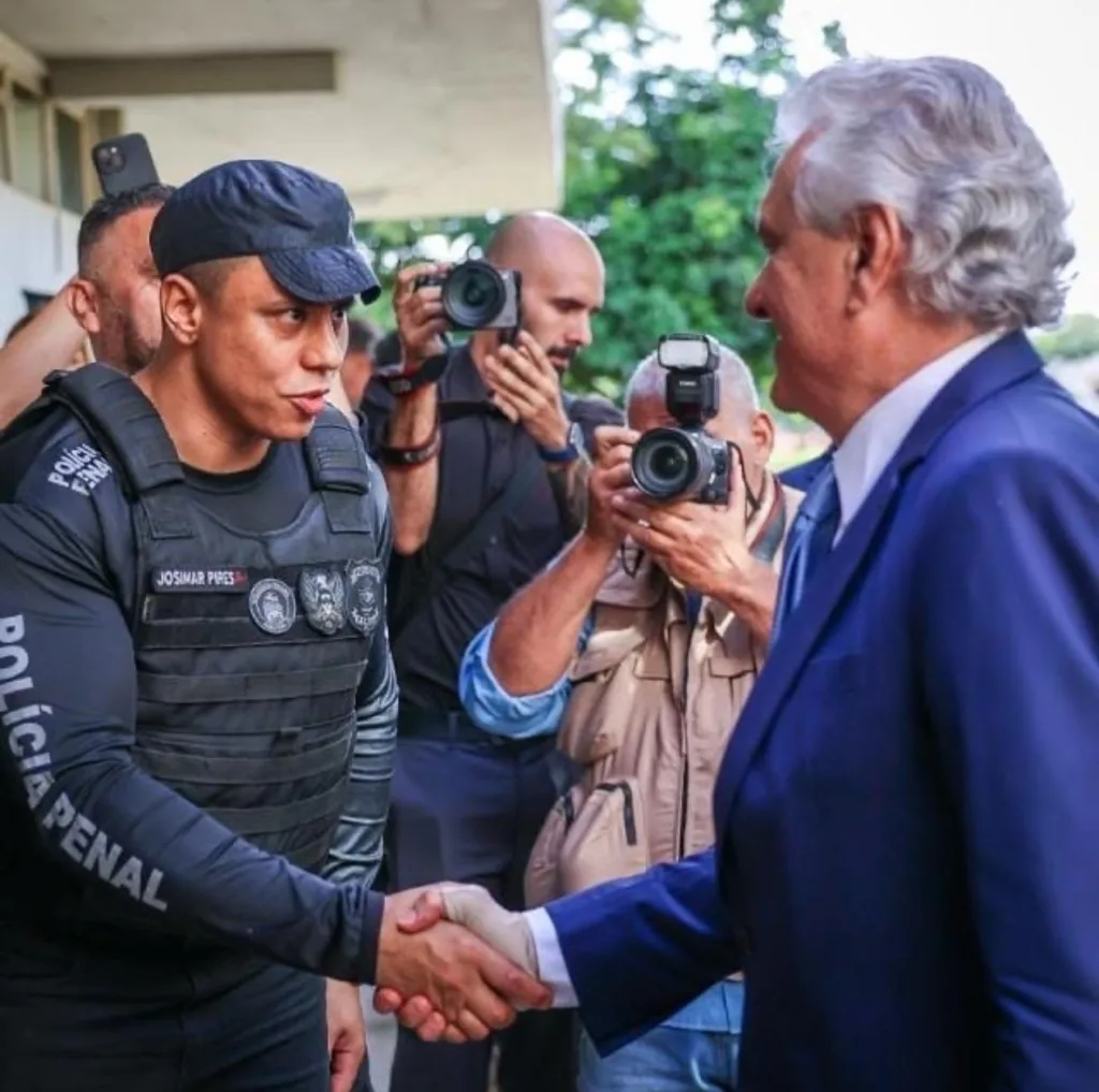 Caiado com policial penal