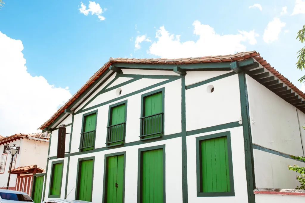 Governo e Sesc assinam convênio para gestão do Teatro de Pirenópolis