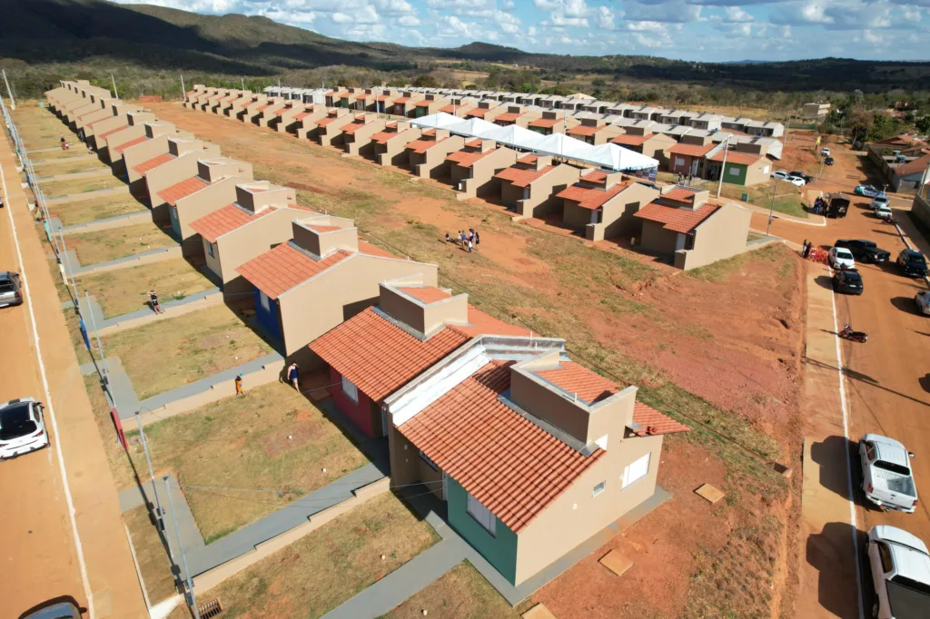 Governo entrega 81 casas a custo zero em Joviânia e Carmo do Rio Verde