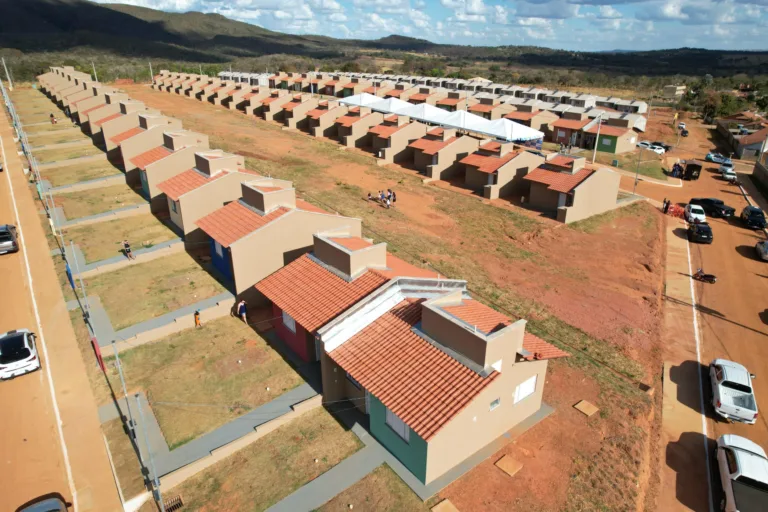 Governo entrega 81 casas a custo zero em Joviânia e Carmo do Rio Verde