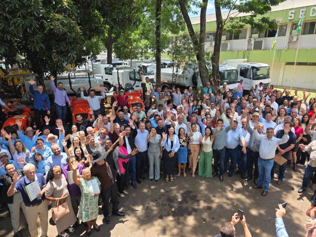 Goiás entrega maquinário e títulos de terra à agricultura familiar
