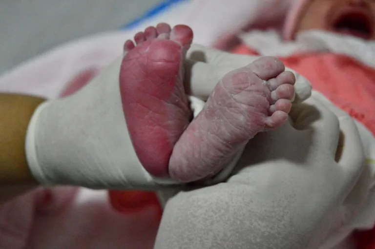 pezinhos de bebê nascido no HEF