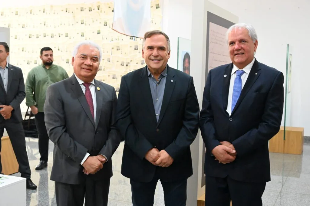 Mabel e estudantes da Rede Municipal prestigiam no TRT-GO exposição sobre abolicionista Luiz Gama