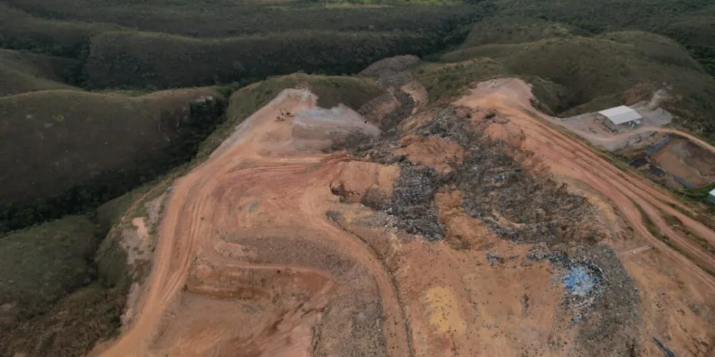 Lixão de Padre Bernardo registra novo desmoronamento