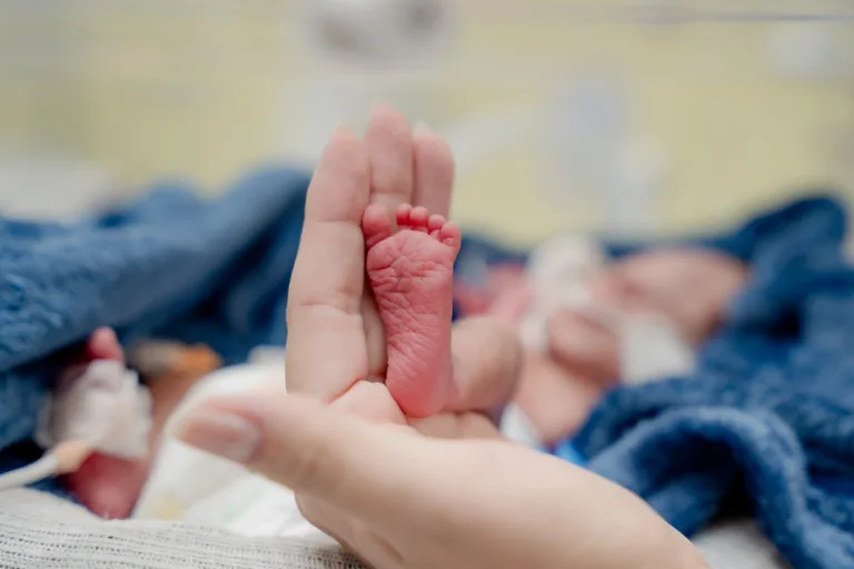 PEZINHO DE BEBÊ PREMATURO