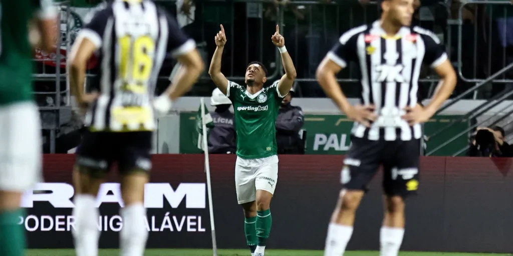 Vitor Roque decide e Palmeiras vence clássico com Santos no Brasileiro