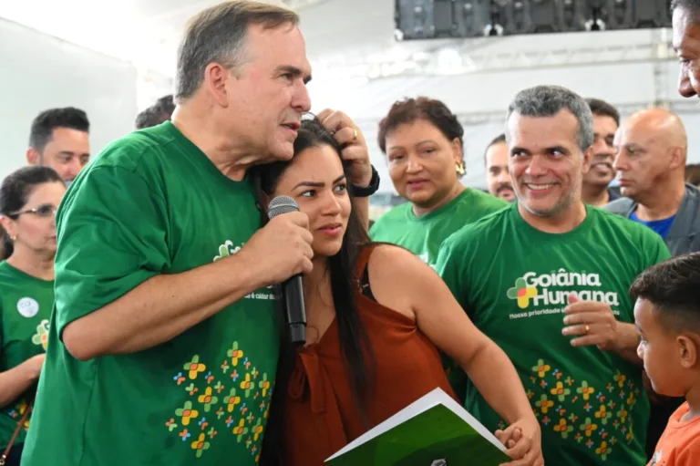 Mabel entrega escrituras do programa de regularização fundiária no Jardim Itaipu