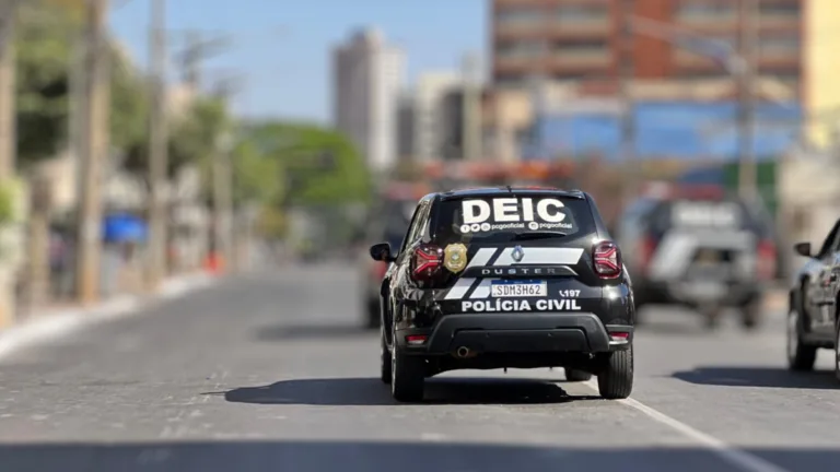 Trio de Uberlândia é preso em Goiás por fraude bancária e polícia apreende madeira ilegal em Niquelândia