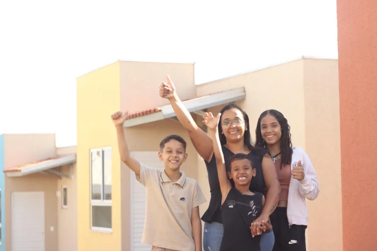 Agehab entrega 30 casas a custo zero em Cromínia, nesta quinta-feira