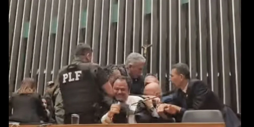 Entidades criticam retirada da imprensa na Câmara