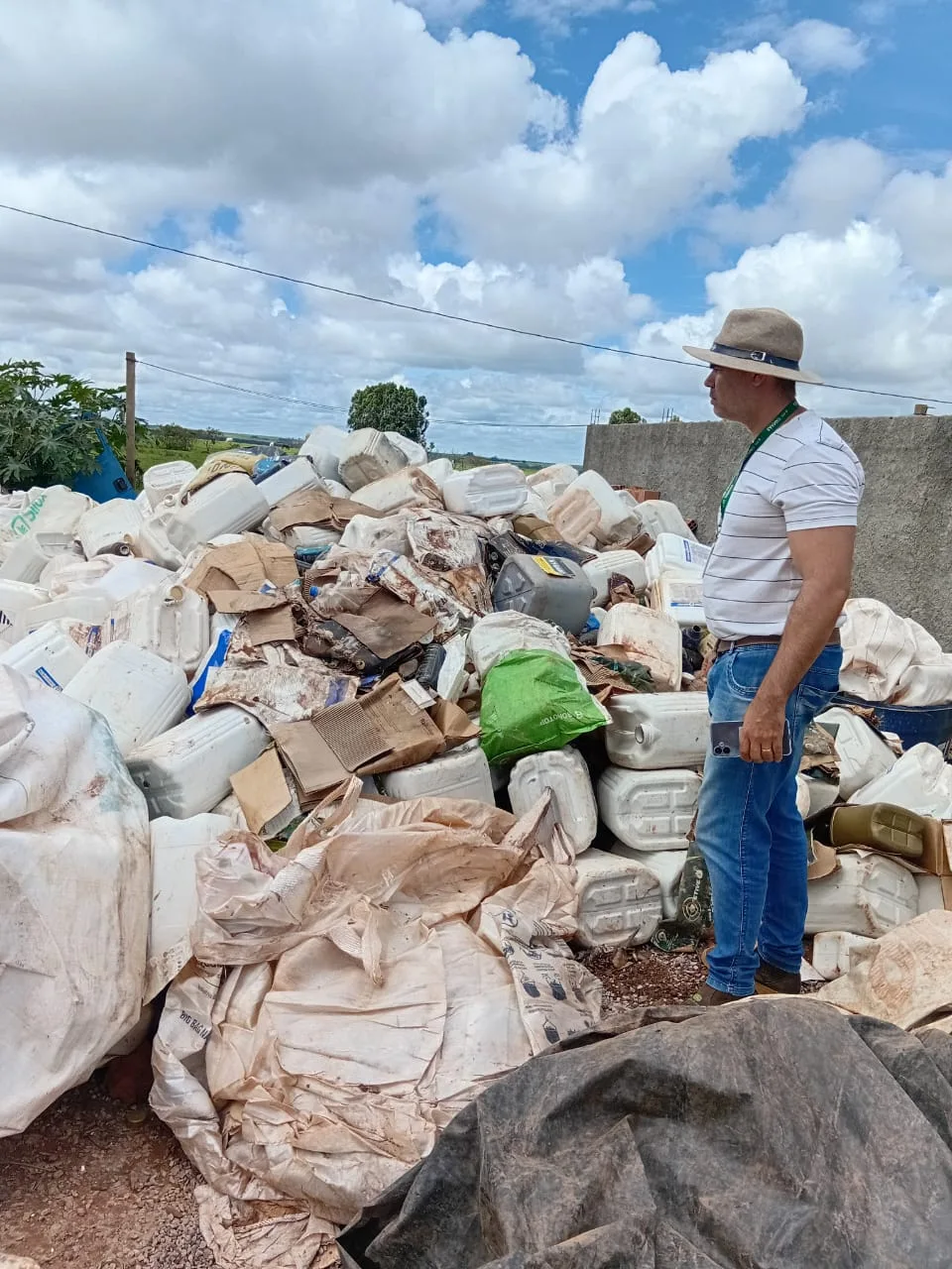 Agrodefesa e PM apreendem 5 toneladas de embalagens de agrotóxico