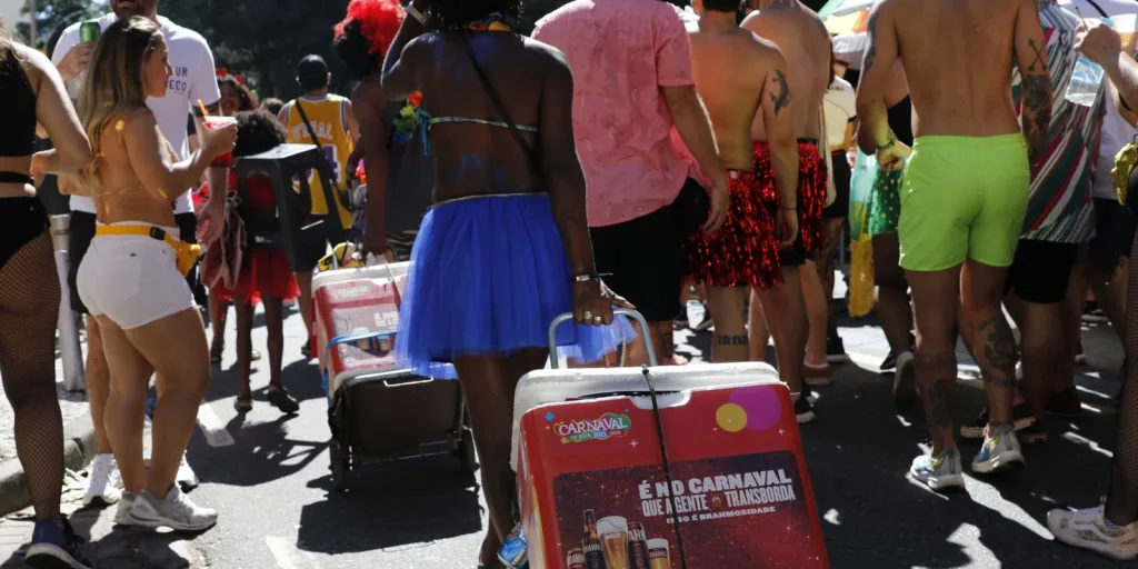 Rio inicia credenciamento de ambulantes para o carnaval de rua 2026