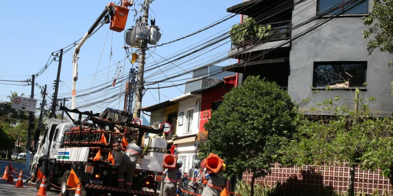 Enel diz que fornecimento de energia deve ser nomalizado até amanhã