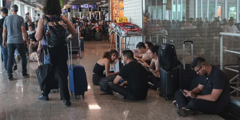 Passageiros de Congonhas relatam cansaço e falta de suporte de aéreas