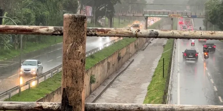 ruas com enxurradas após a chuva