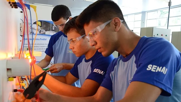 Escassez de mão de obra qualificada desafia empresas em Goiás; Facieg e Fieg lançam cursos gratuitos
