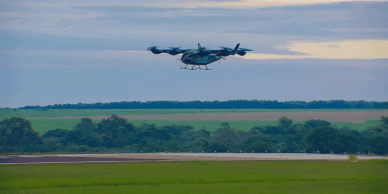 Eve, da Embraer, faz primeiro voo do protótipo de "carro voador"
