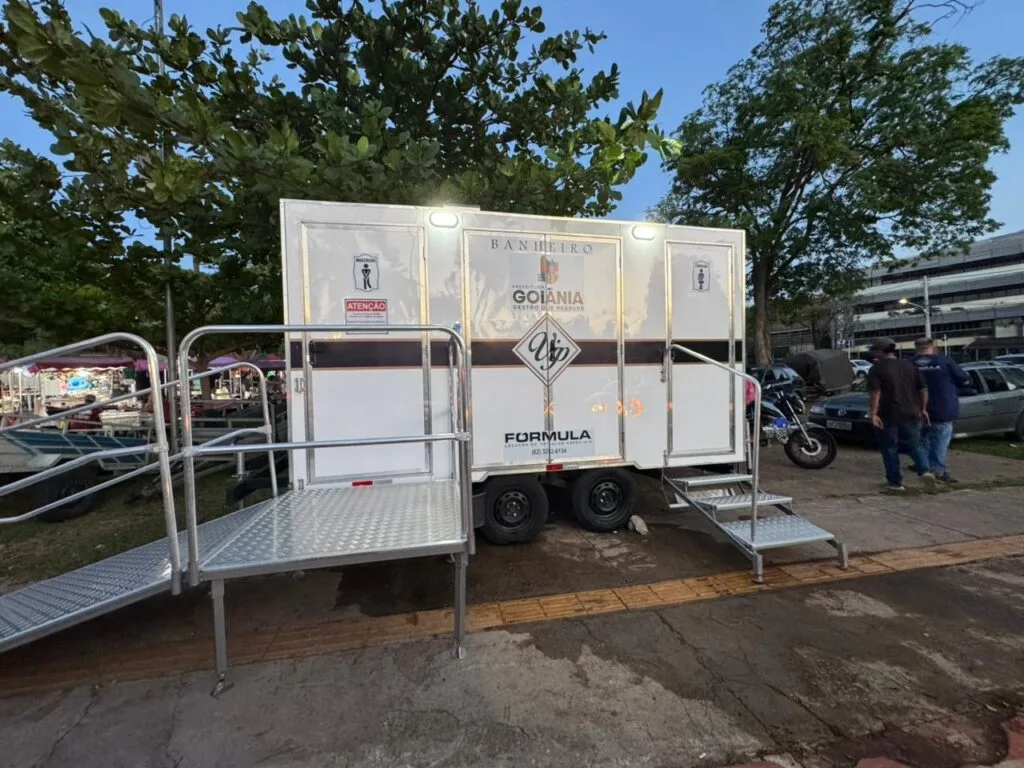 Prefeitura de Goiânia moderniza feiras com instalação de 62 banheiros móveis climatizados