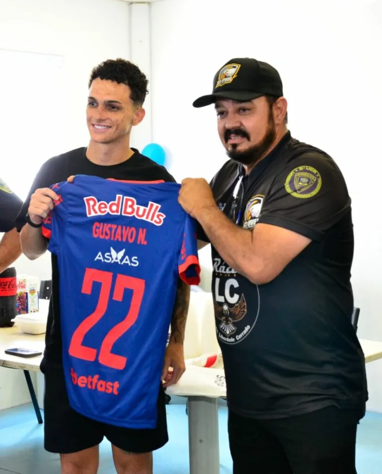 GCM entrega materiais esportivos a projeto social de futebol no Jardim do Cerrado
