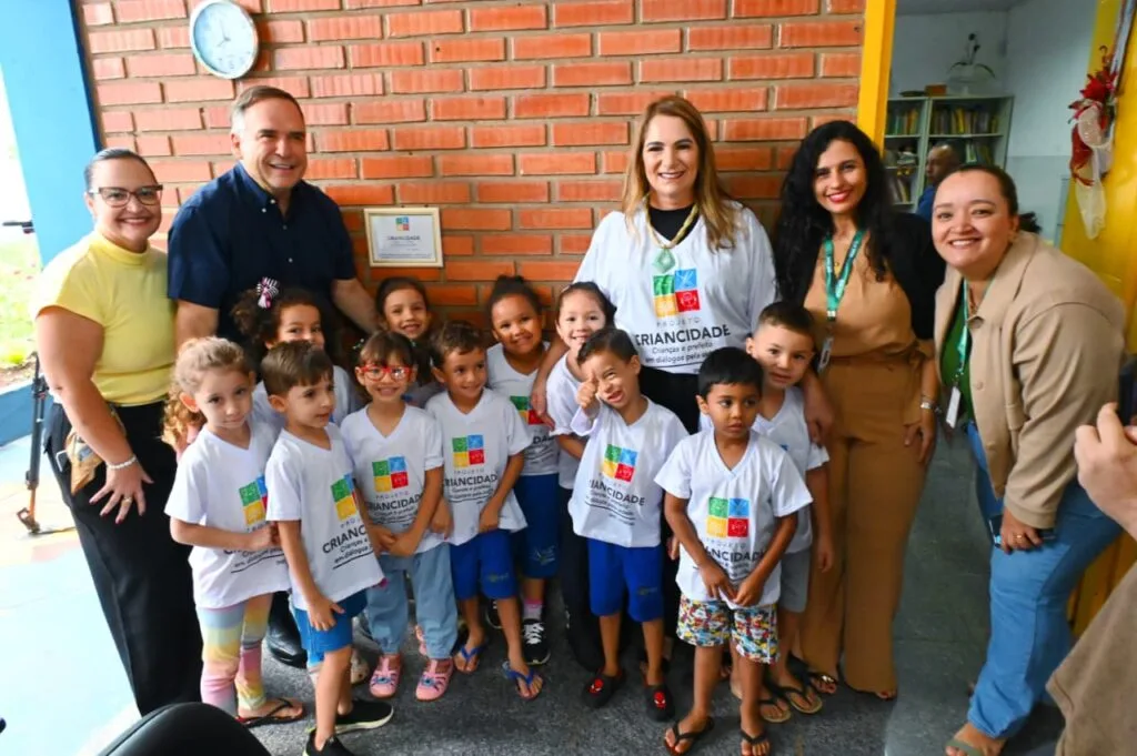 Mabel amplia vagas e entrega lousas digitais para a Rede Municipal de Educação