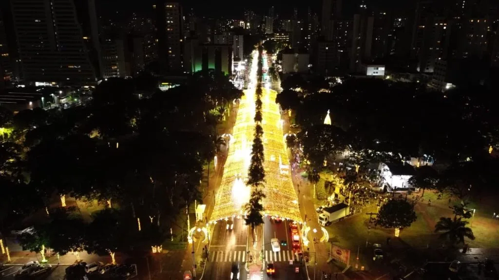 Prefeito Sandro Mabel inaugura iluminação de Natal com túnel de luzes na Praça Tamandaré
