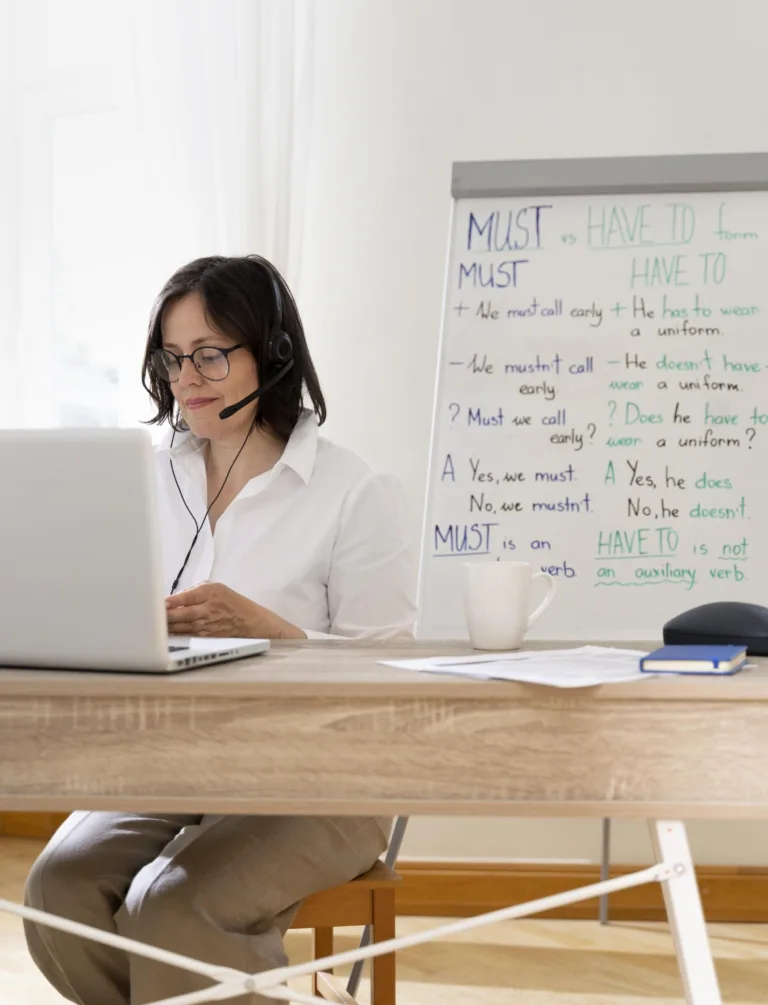 Professora de inglês online (Foto: Frepik)