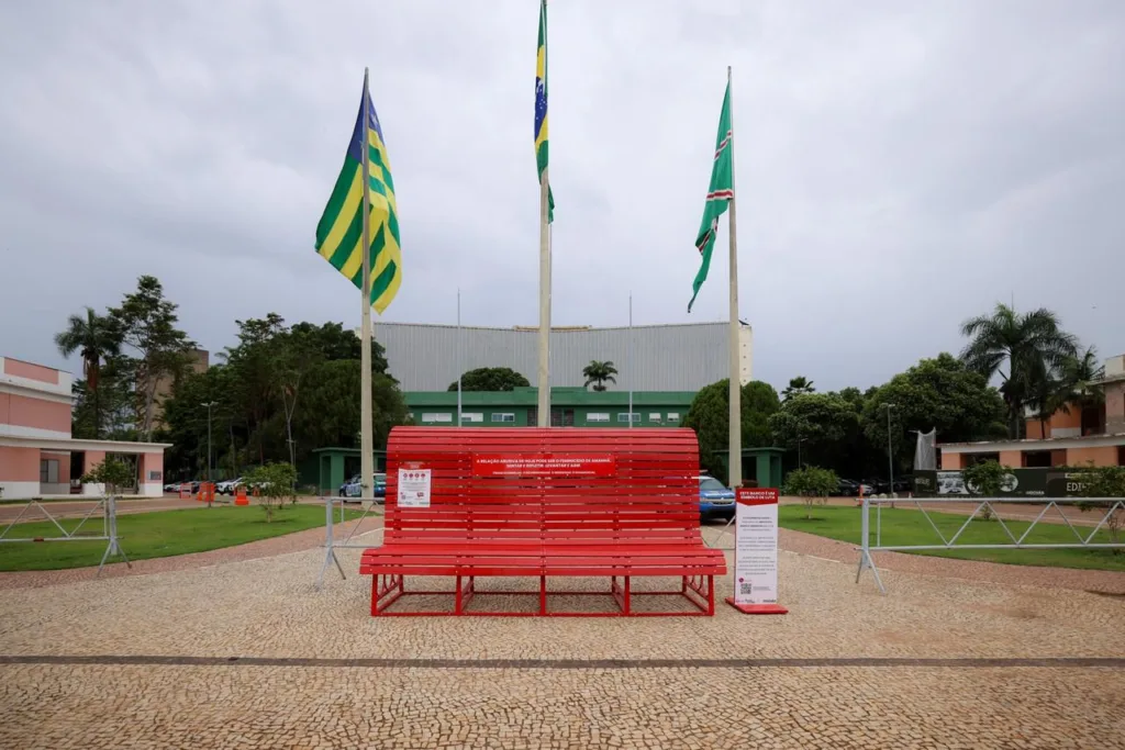 Goiânia ganha Banco Vermelho como símbolo da violência contra mulher