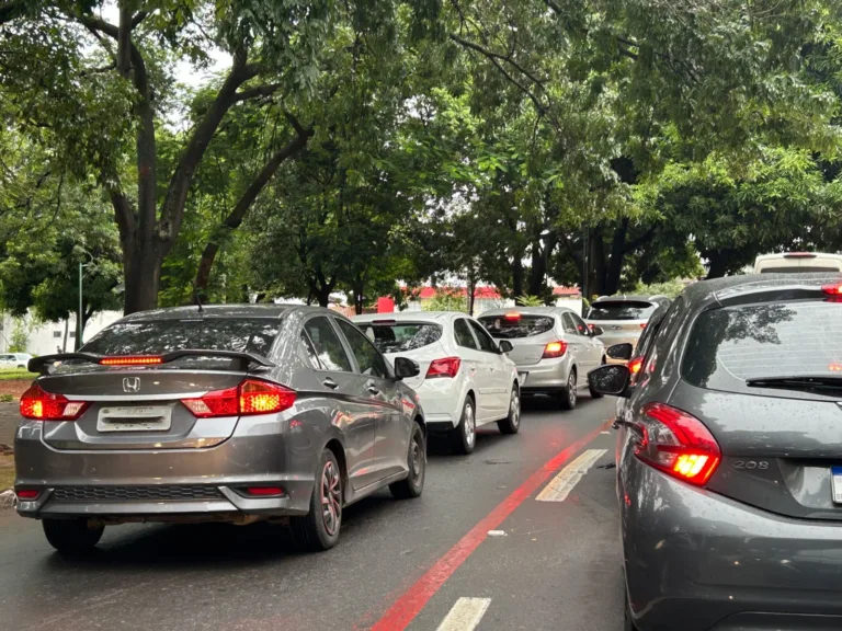 Facilita Detran termina dia 31 - Carros nas ruas da capital