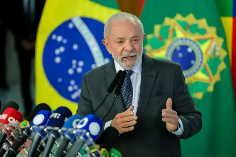 Lula anuncia veto ao PL que reduz penas por atos golpistas de 8 de janeiro