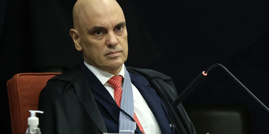 Moraes autoriza Bolsonaro a deixar a prisão para fazer cirurgia, mas nega prisão domiciliar