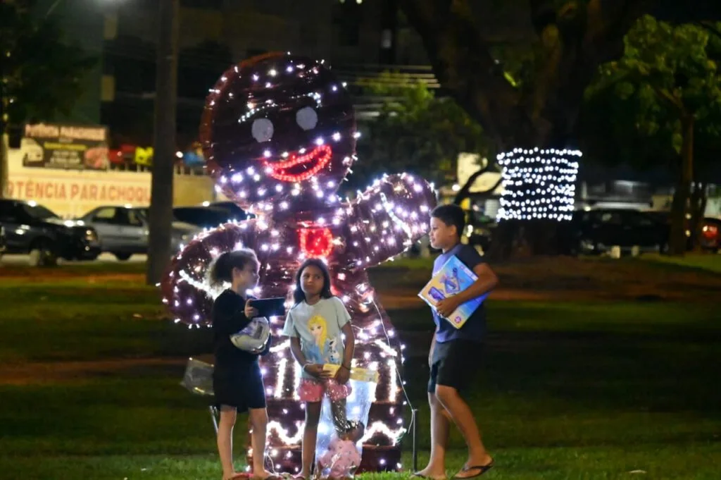 Prefeito Sandro Mabel inaugura decoração de Natal na Região Sudoeste