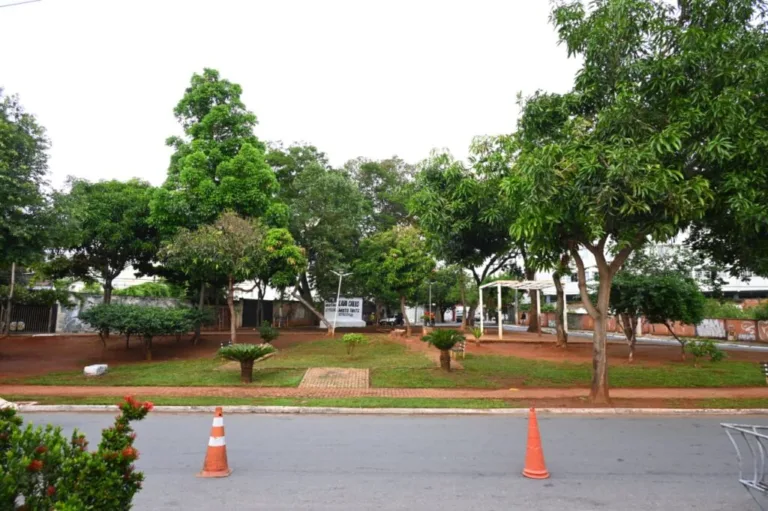 Mabel entrega revitalização da Praça Dr. Carlos de Freitas na Região Central