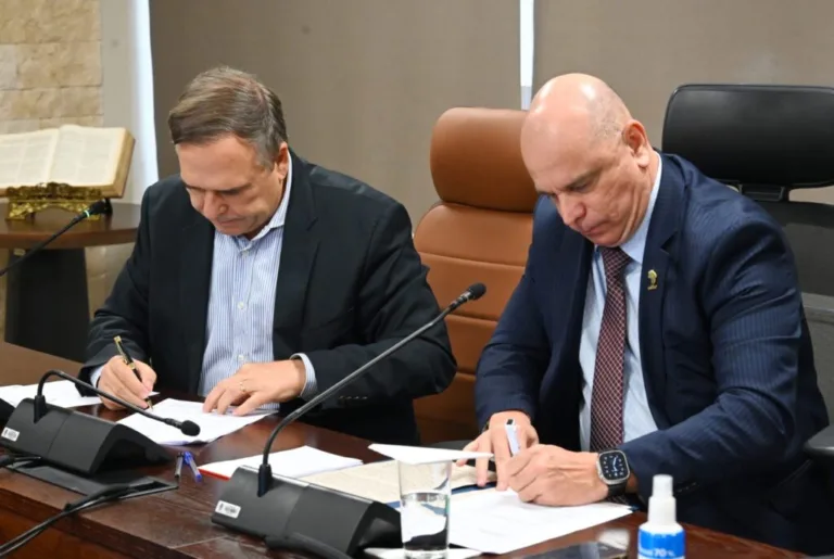 Mabel assina convênio com TJ-GO para cobrança de créditos municipais e cooperação no Programa Pai Presente