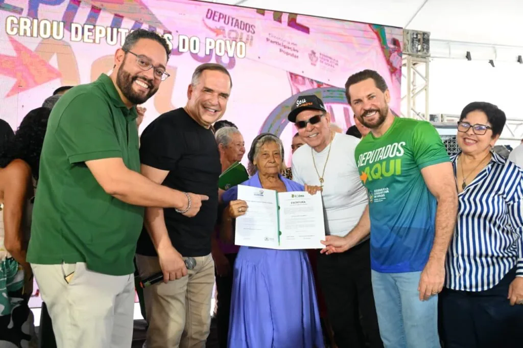 Prefeito Sandro Mabel entrega escrituras no Jardim Novo Mundo