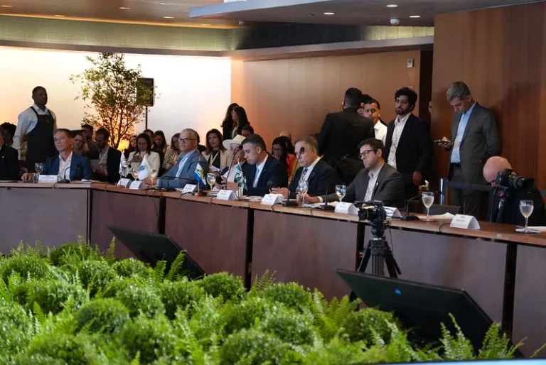 Mabel apresenta transformação tecnológica na educação da capital durante evento em Brasília