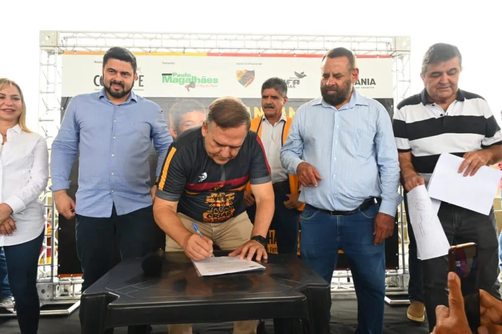 Mabel participa do aniversário do Setor Pedro Ludovico e autoriza início da recuperação de asfalto no bairro