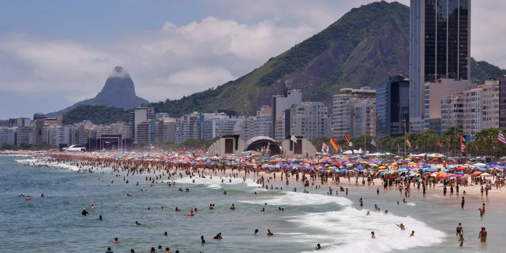 Ultraleve cai no mar na praia de Copacabana