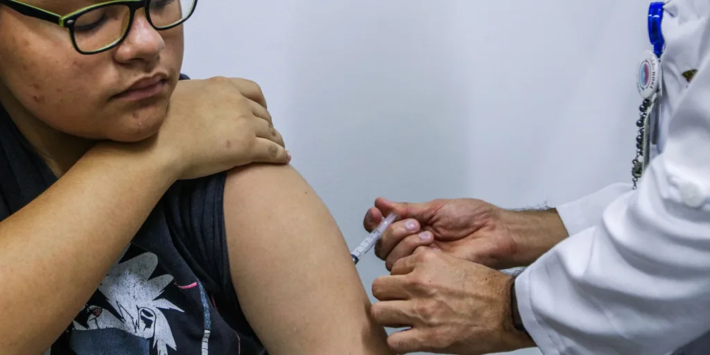 Jovens de 15 a 19 anos podem se vacinar contra HPV até junho de 2026