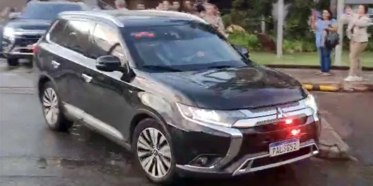 Bolsonaro recebe alta hospitalar e volta a cumprir pena na PF