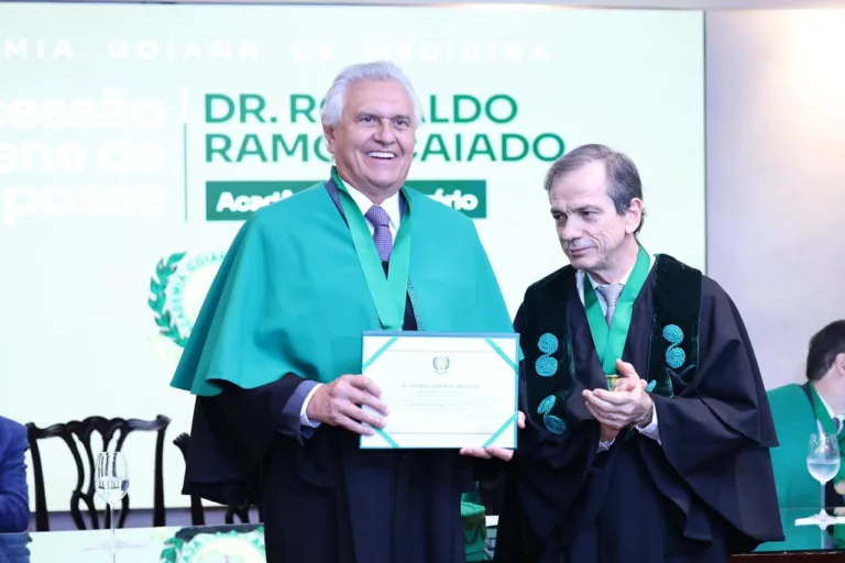 Caiado recbe título da Academia Goiana de Medicina
