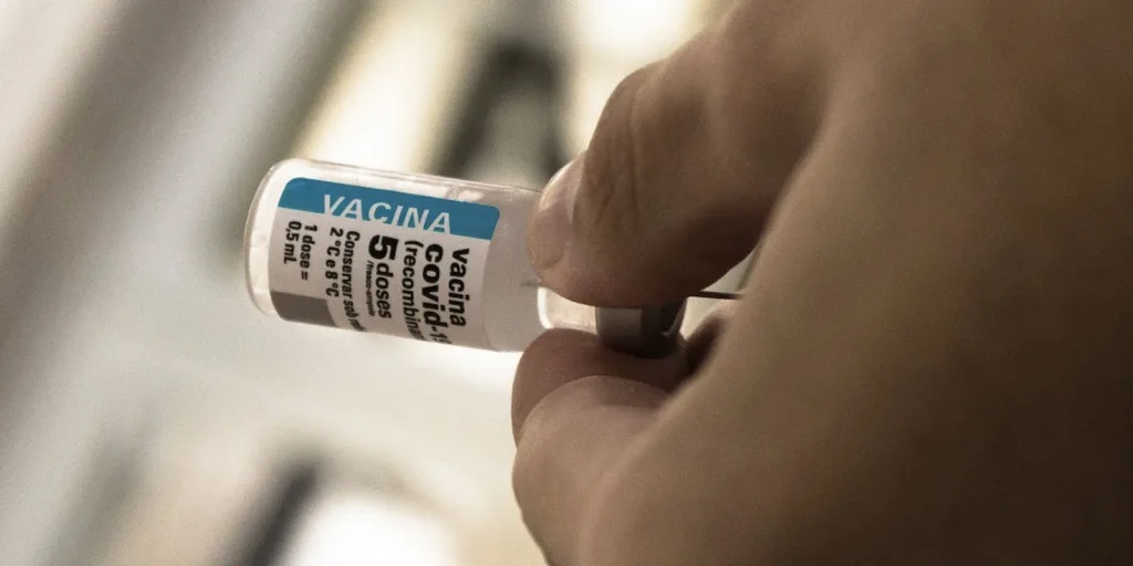 Após cinco anos de vacinação, covid recua, mas ainda preocupa